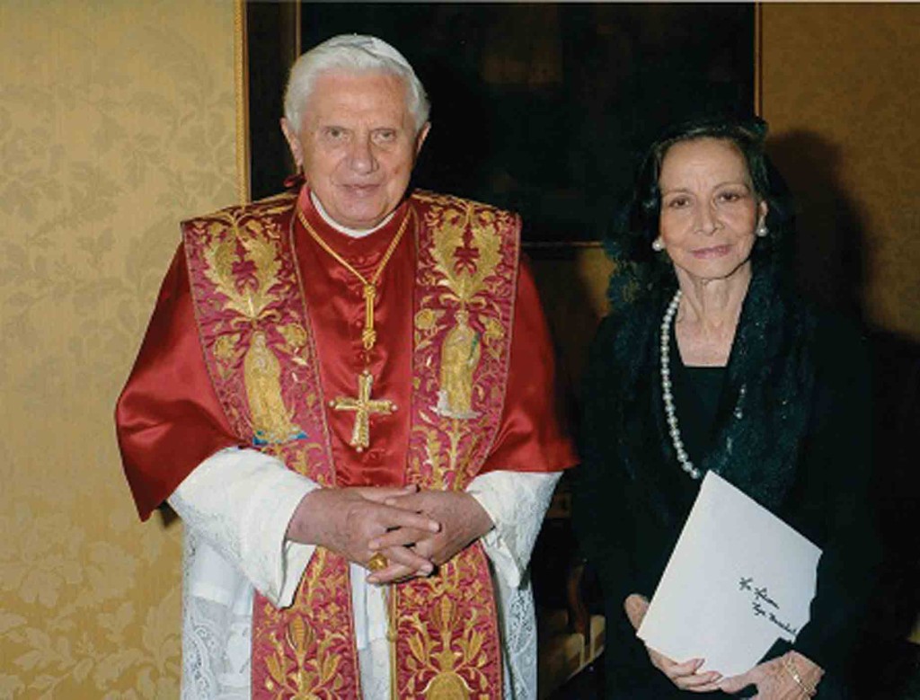 Philippines Ambassador Mercedes Arrastia-Tuason presents her credentials to Benedict XVI.