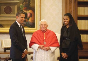 Benedict XVI meets US President Barack Obama and First Lady Michelle Obama in his private library in the Vatican on July 10, 2009 (Galazka photo).