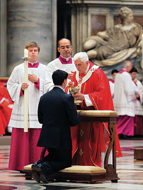 Benedict XVI, celebrating a Mass in memory of the cardinals and bishops deceased in the past year, gives Communion to the faithful in St. Peter’s Basilica on November 3, 2008 (Galazka photo)