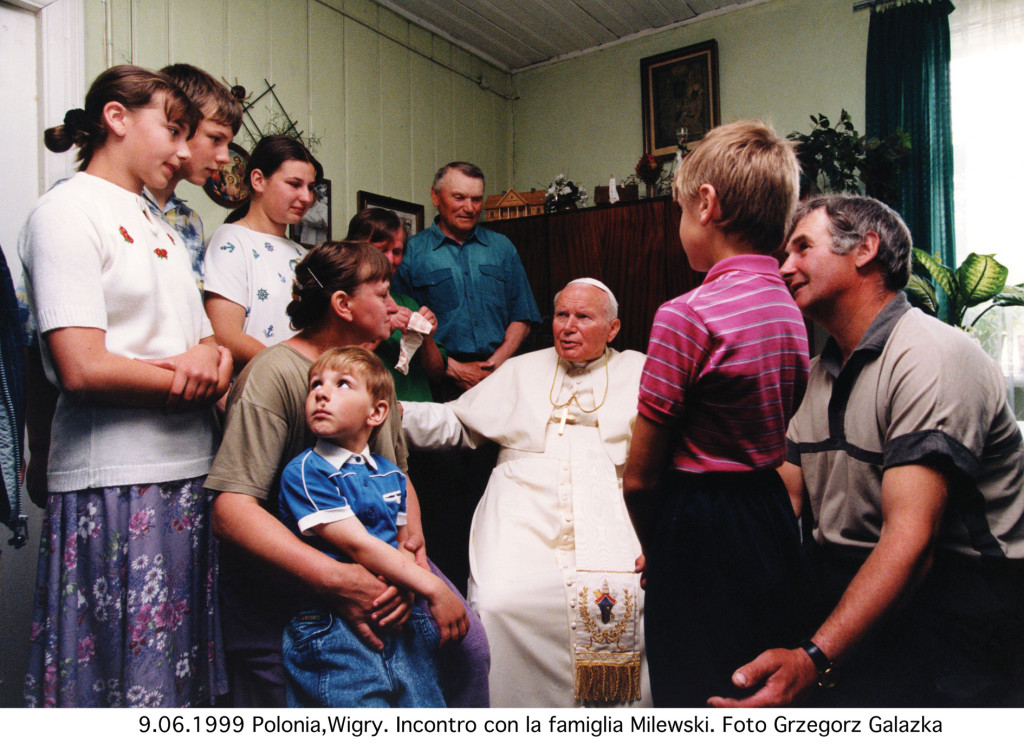 Pope John Paul II meets with a Polish family during his trip to Poland in 1999. 