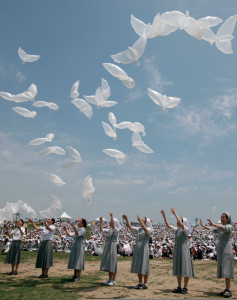 Nuns in Korea release doves of peace. 