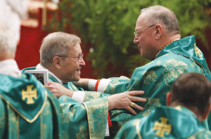An embrace between a “progressive” and a “conservative”: Cardinal Walter Kasper and Cardinal Timothy Dolan of New York.