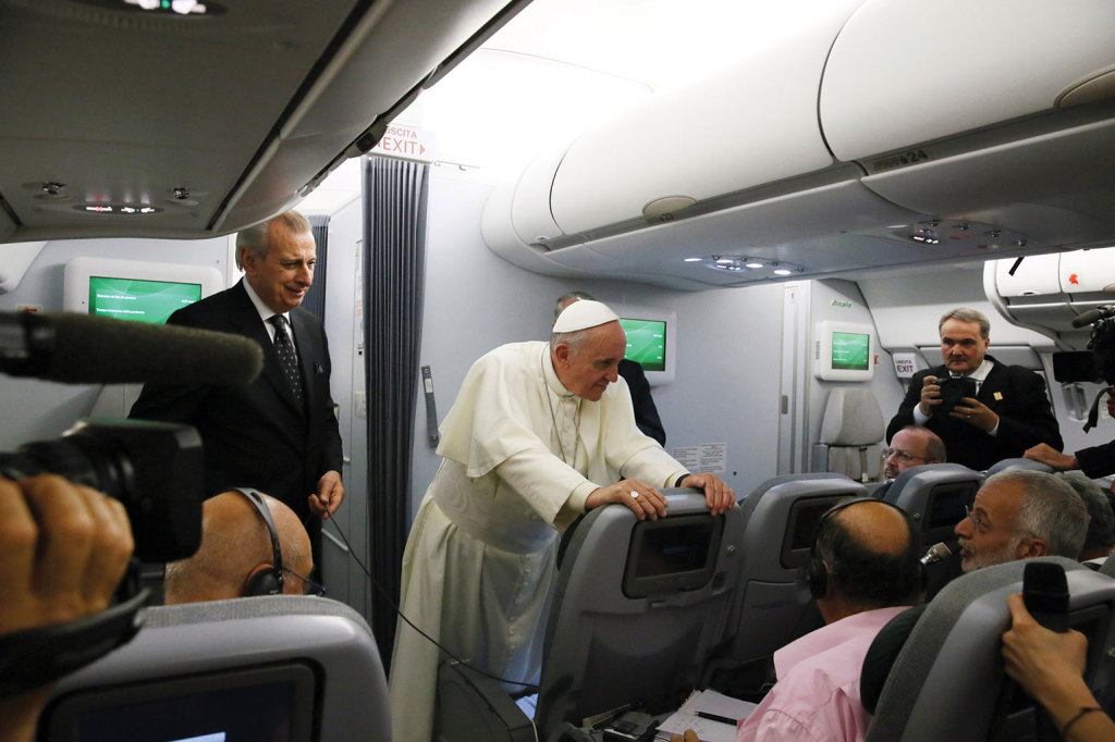 July 28, 2013, flight from Rio de Janeiro (Brazil) to Rome. This was the first apostolic journey of Pope Francis, to the 28th World Youth Day. To the surprise of those traveling with the Pope, during his return journey, he agreed to answer journalists’ questions for more than an hour despite being very tired. This became the first great interview of the pontificate.
