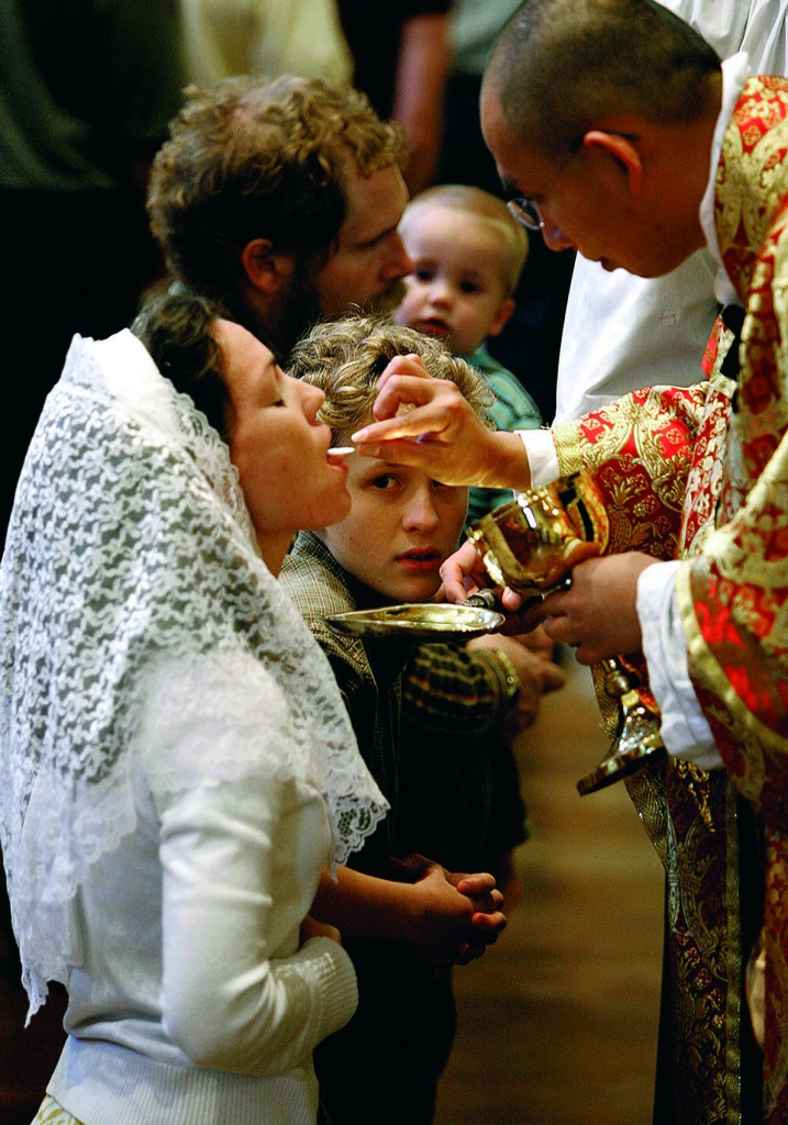 Father Edward Yew distributes Communion during a Tridentine Mass at St. Therese Church in Collinsville, Okla., in September. Pope Benedict XVI this year allowed for greater use of the Latin-language liturgy that predates the Second Vatican Council. (CNS photo/David Crenshaw, Eastern Oklahoma Catholic) (Dec. 13, 2007) See VATICAN LETTER to come.