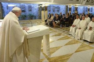 Pope-Close-in-on-yourself-15090301_bis-740x493
