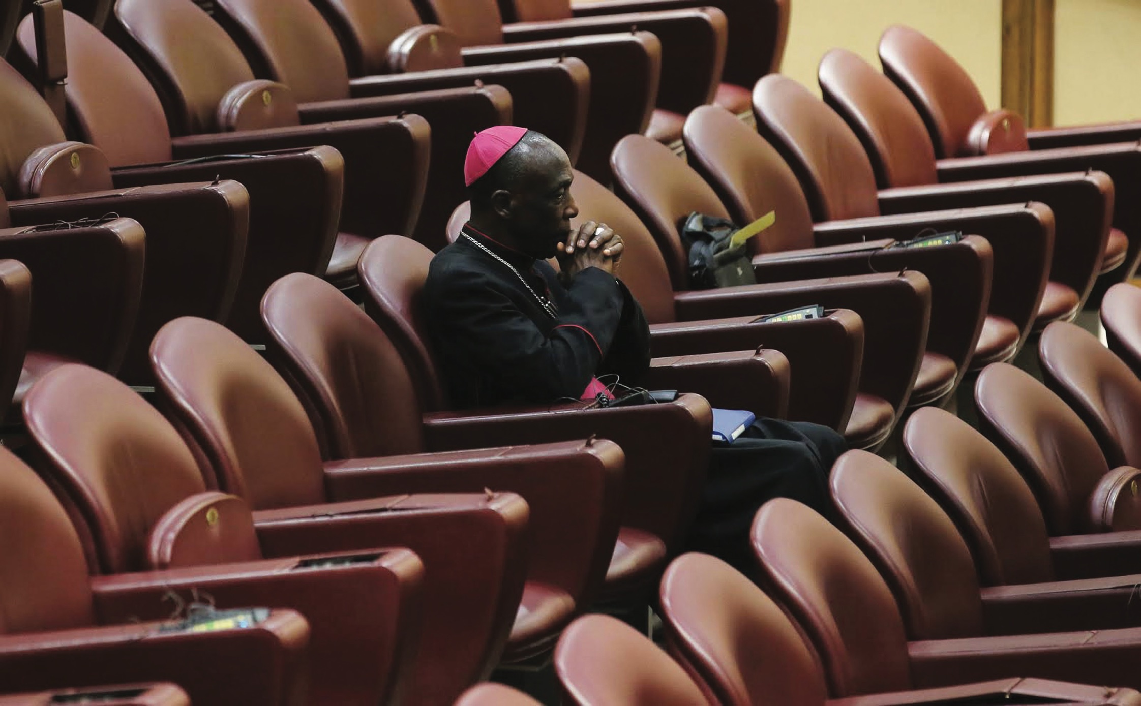cardinale da solo aula sinodo